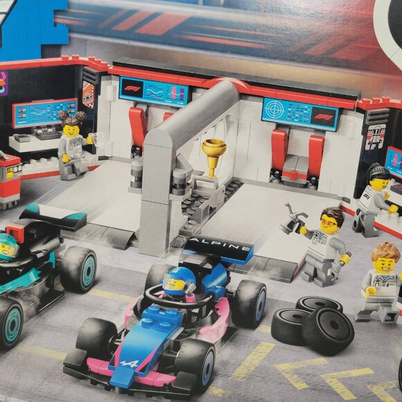 Lego City F1 Garage & Mercedes-AMG & Alpine Cars 60444 - Picture 3 of 11